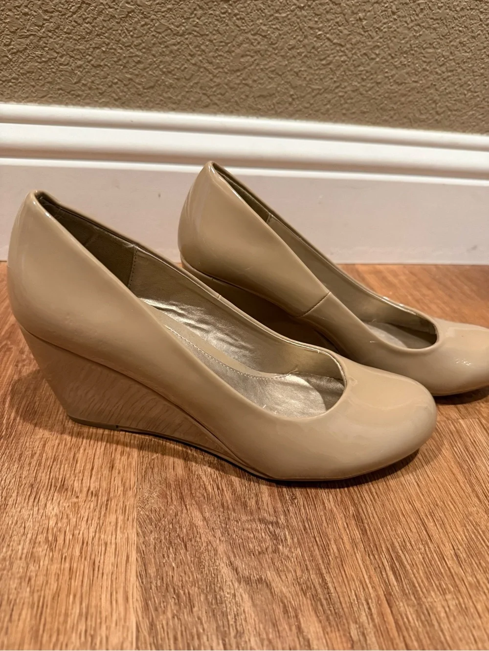 CL by Laundry Beige Patent Round Toe Pumps